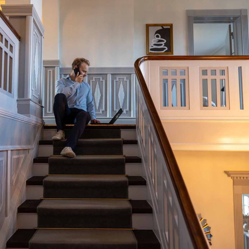 telefonsamtale på Trappe i hovedhus
